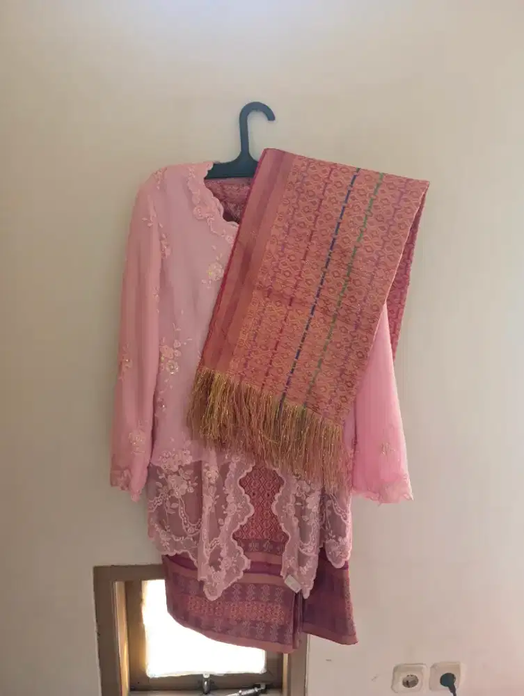 Kebaya Wanita Modern