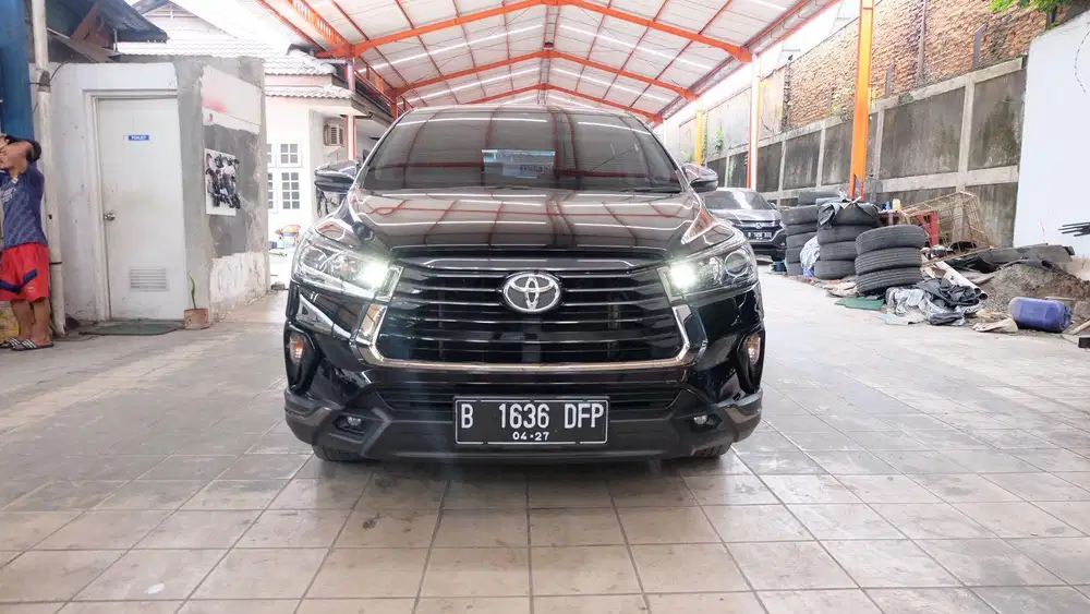 Toyota Kijang Innova Reborn 2.0 Venturer Bensin AT Hitam