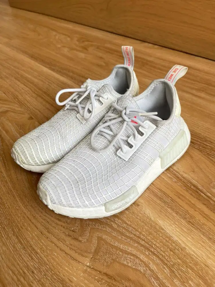 Sepatu ADIDAS NMD R1 100% ORIGINAL (US 5 / UK 4,5)