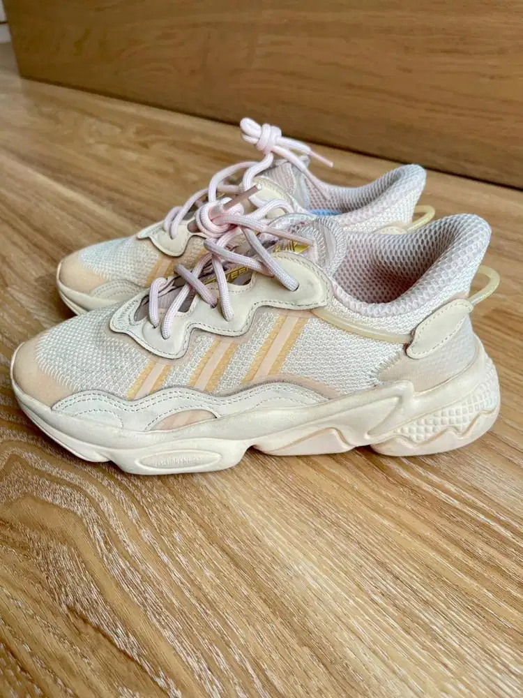 Sepatu ADIDAS OZWEEGO 100% ORIGINAL (US 4,5 / UK 4)