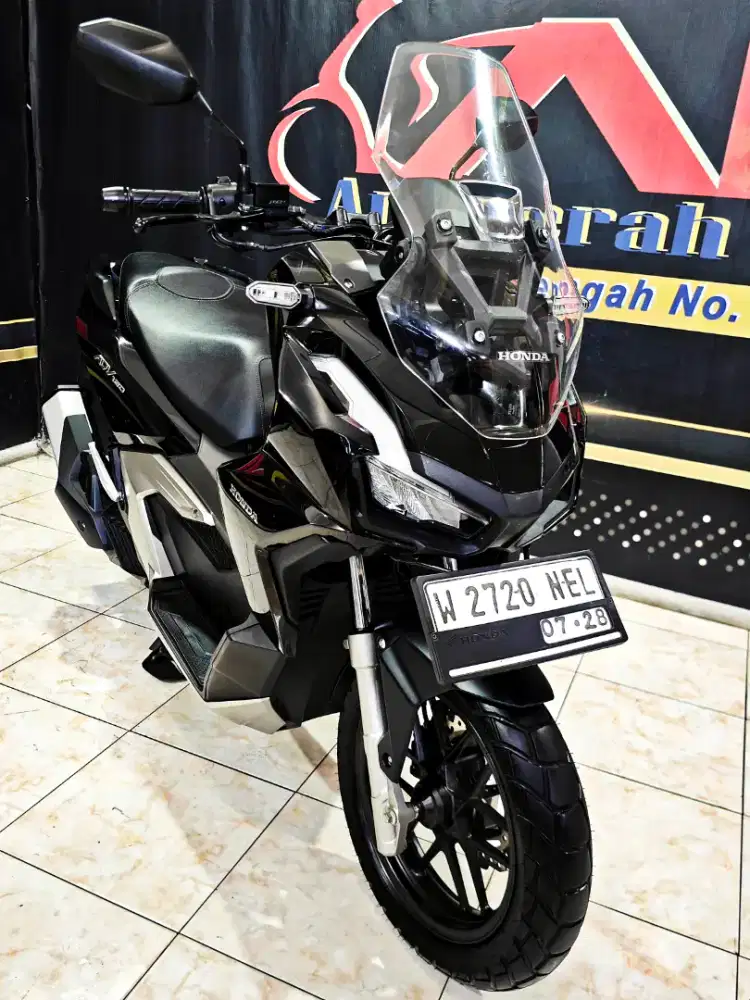 ADV 160 cbs 2023 black Glossy km.4rb mewah. Anugerah motor rungkut
