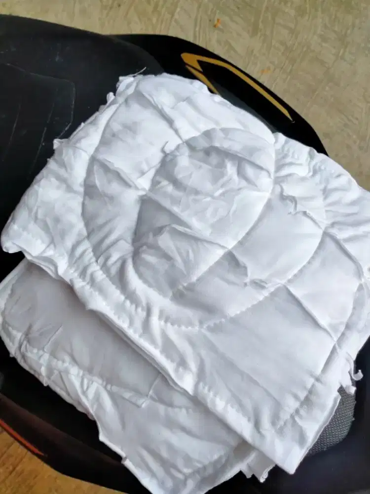 Kain majun tumpuk putih