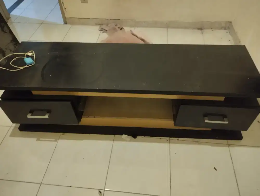 Lemari tv, lemari pajangan, cermin dan dipan jati.