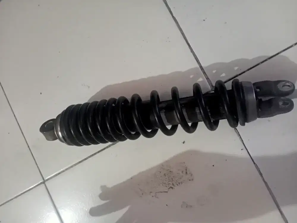 Shock belakang montor beat