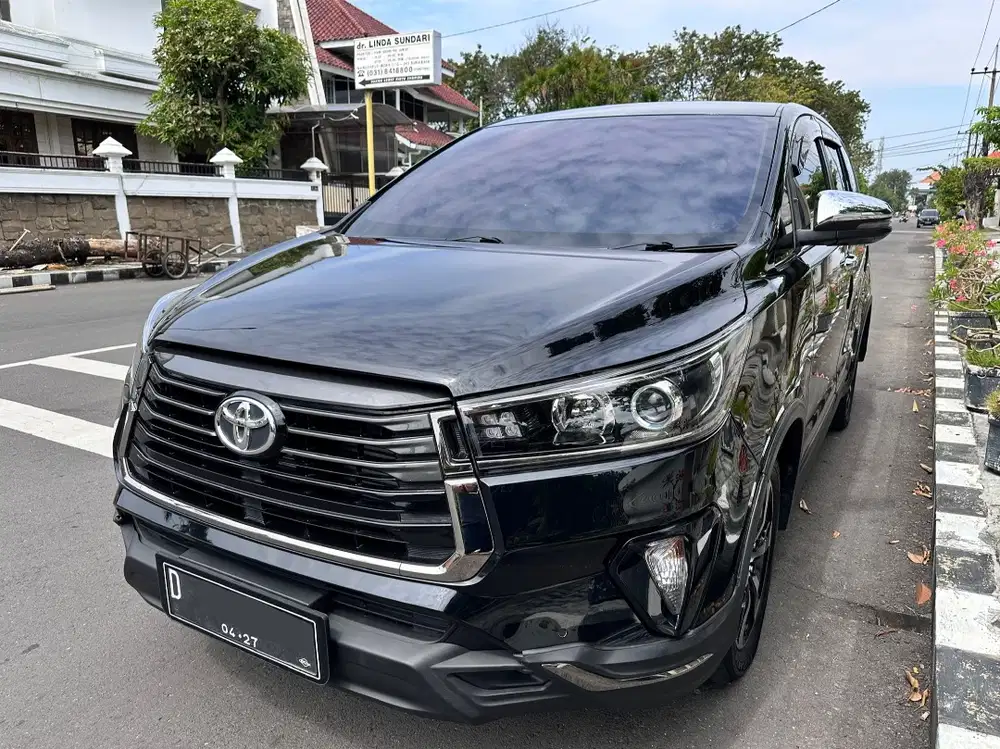 Innova Venturer Diesel Matic 2022 KM 35rb, mulus terawat istimewa