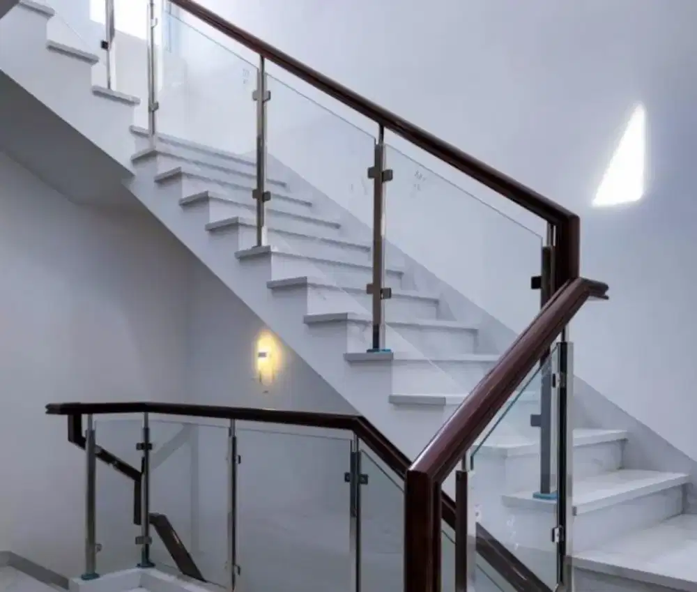 Reling tangga stanlis kaca