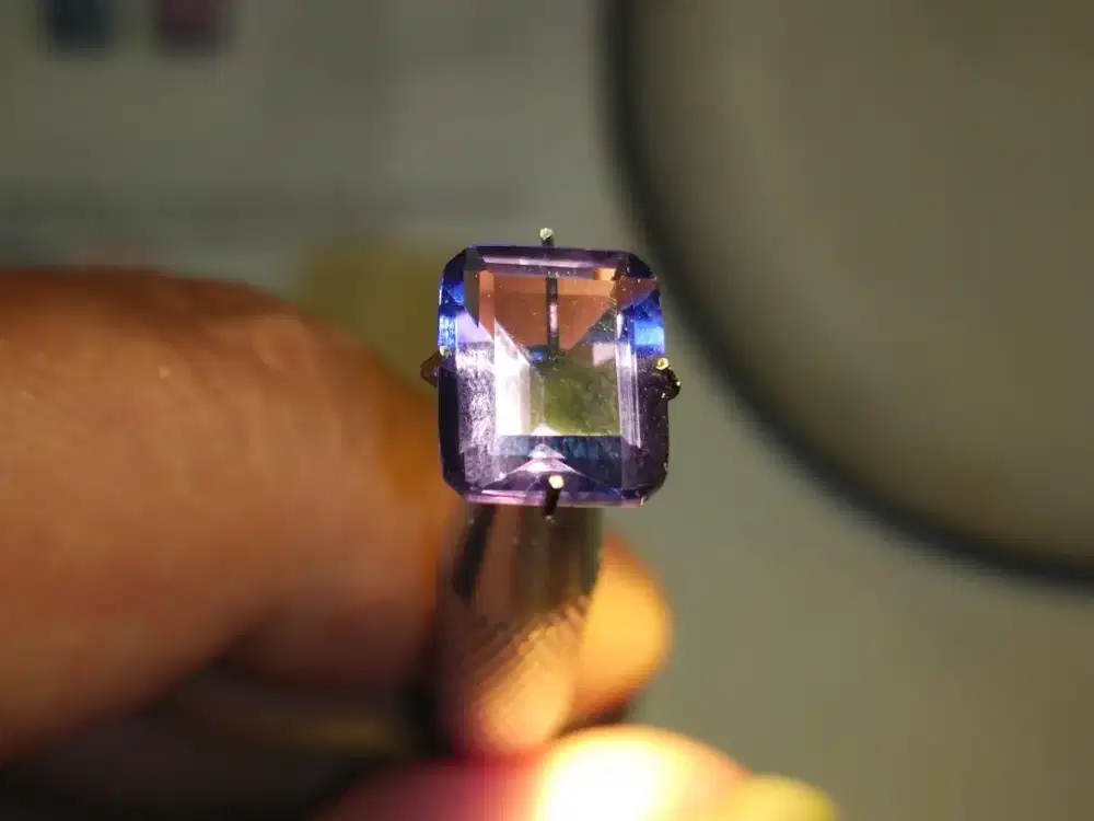 Natural Color Change Fluorite 5.33 Ct Kualitas Mewah Bersertifikat