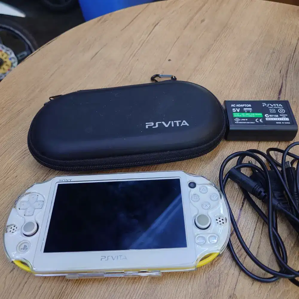 PS VITA SLIM Lime Green 128GB FULL GAMES