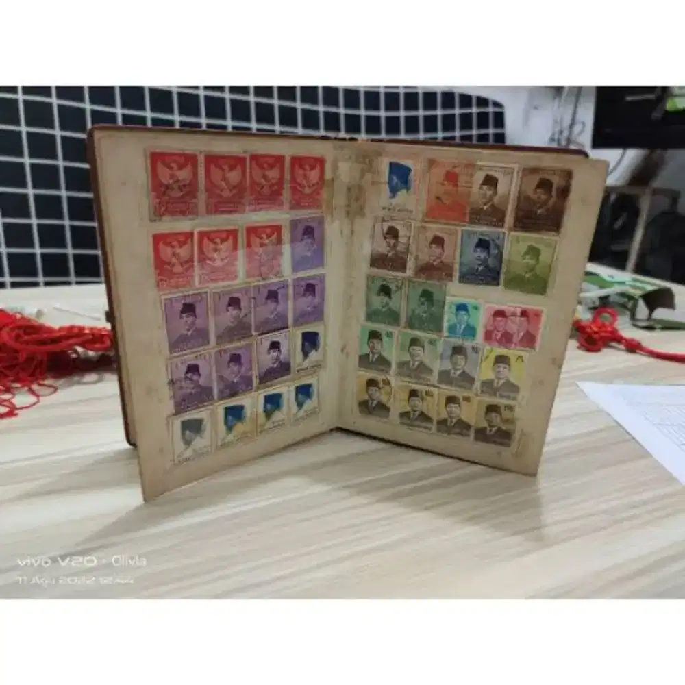 Dijual buku perangko 1 set full perangko2 kuno