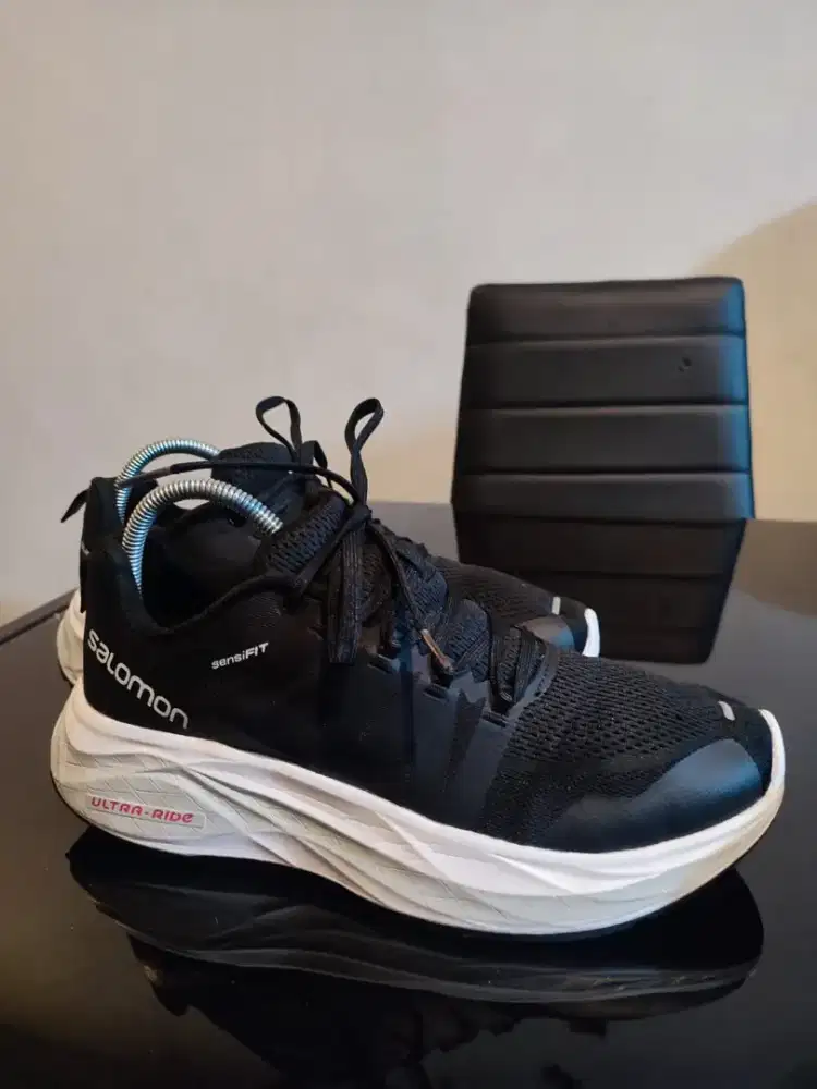 Sepatu kets wrn hitam