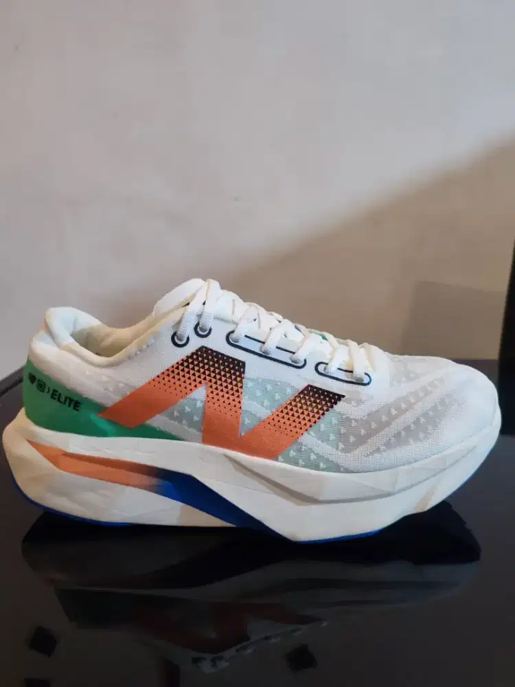 Sepatu kets merk new balance