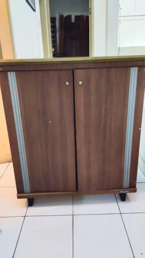 Lemari buat simpan sepatu