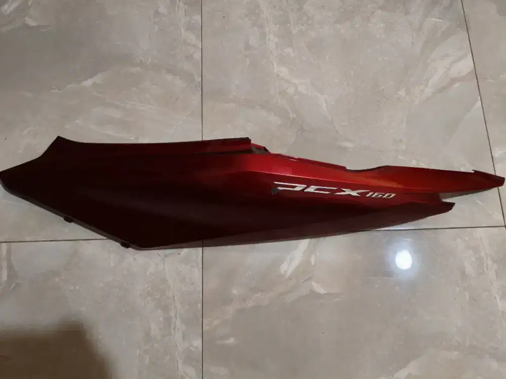 Cover bodi (bagian kiri) Honda PCX 160 warna merah