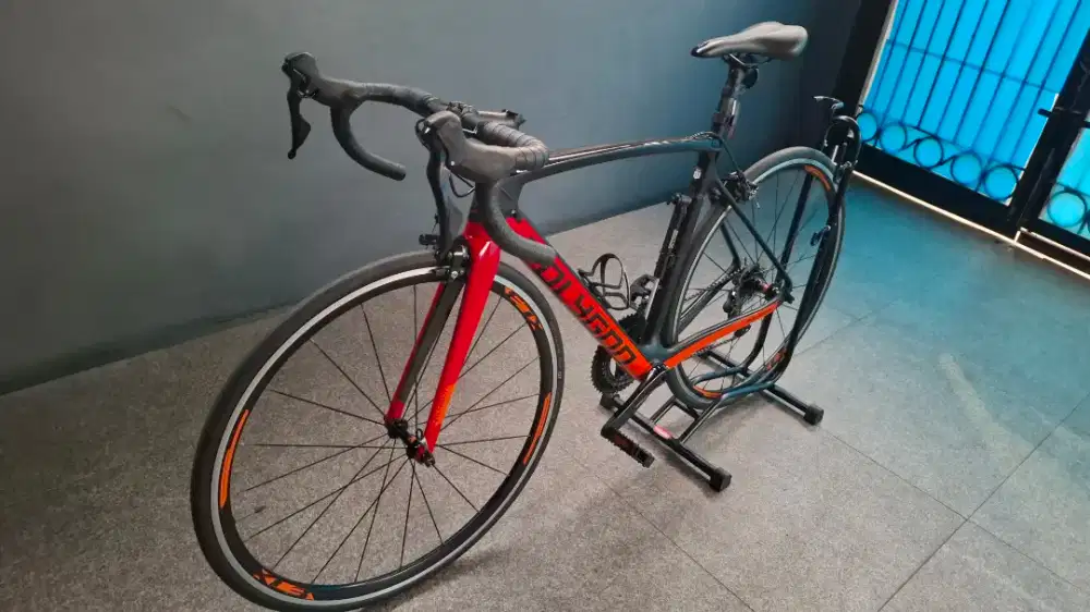 Stratos S7, warna merah hitam