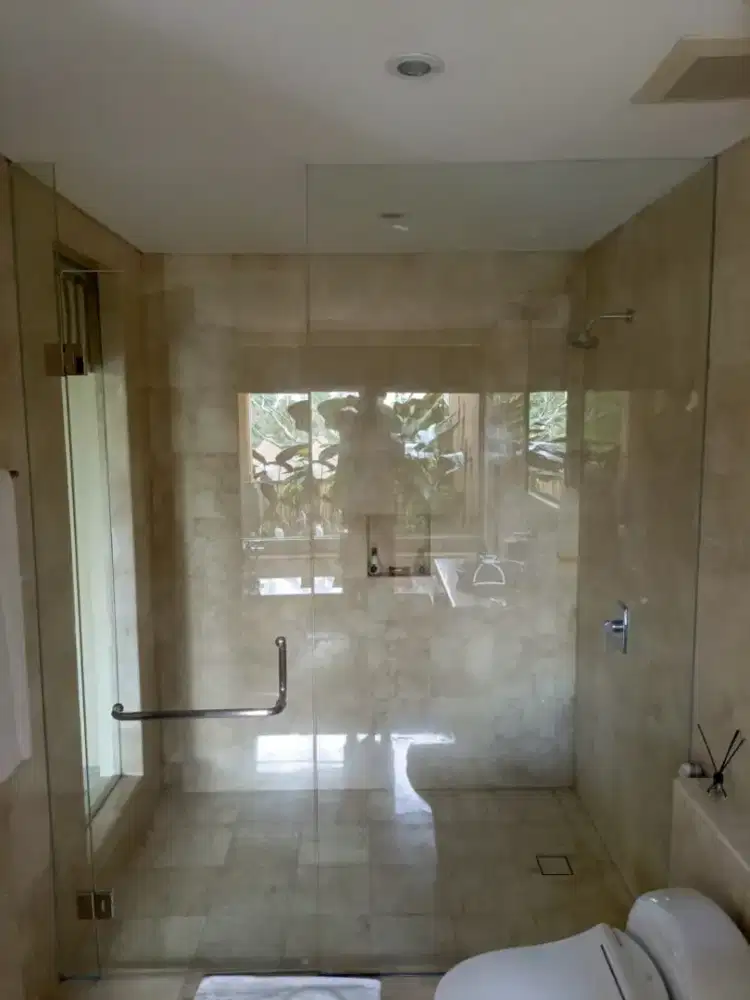 Shower. Pintu. Jendela