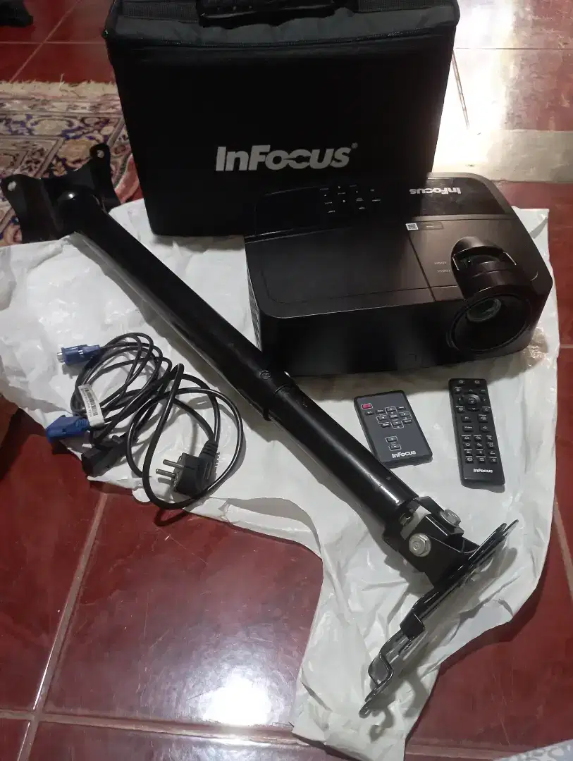 Jual 1 set INFOCUS IN124A plus bracket