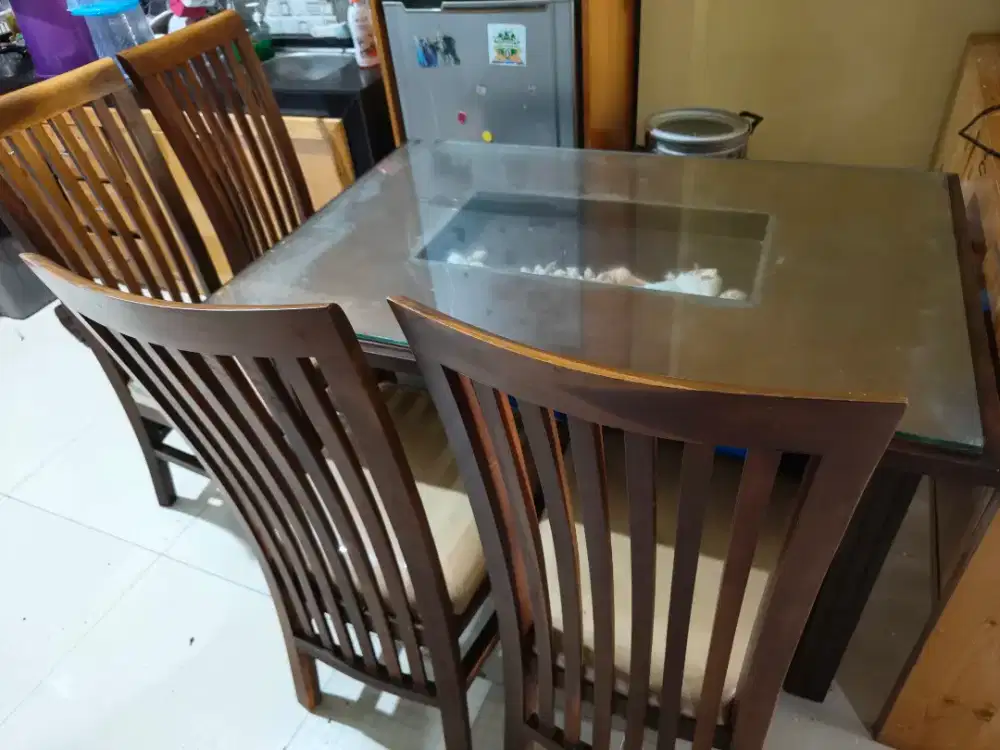 Meja makan kayu minimalis