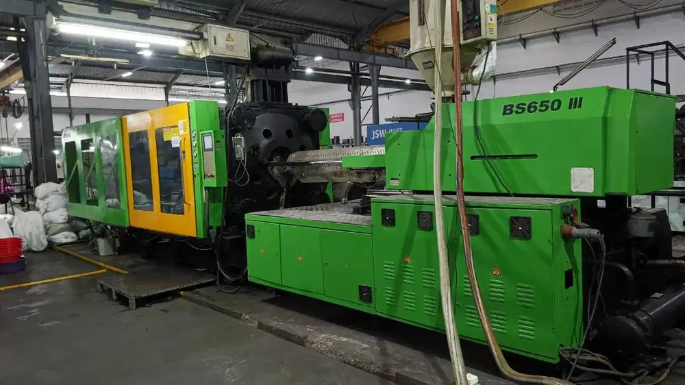 Mesin Injection / Mesin Cetak Plastik Injeksi 650 Ton BORCHE BS650