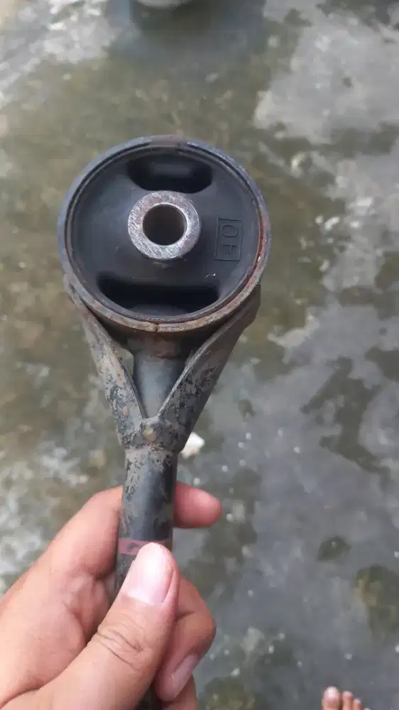 Engine mounting sirion bagian tengah/belakang