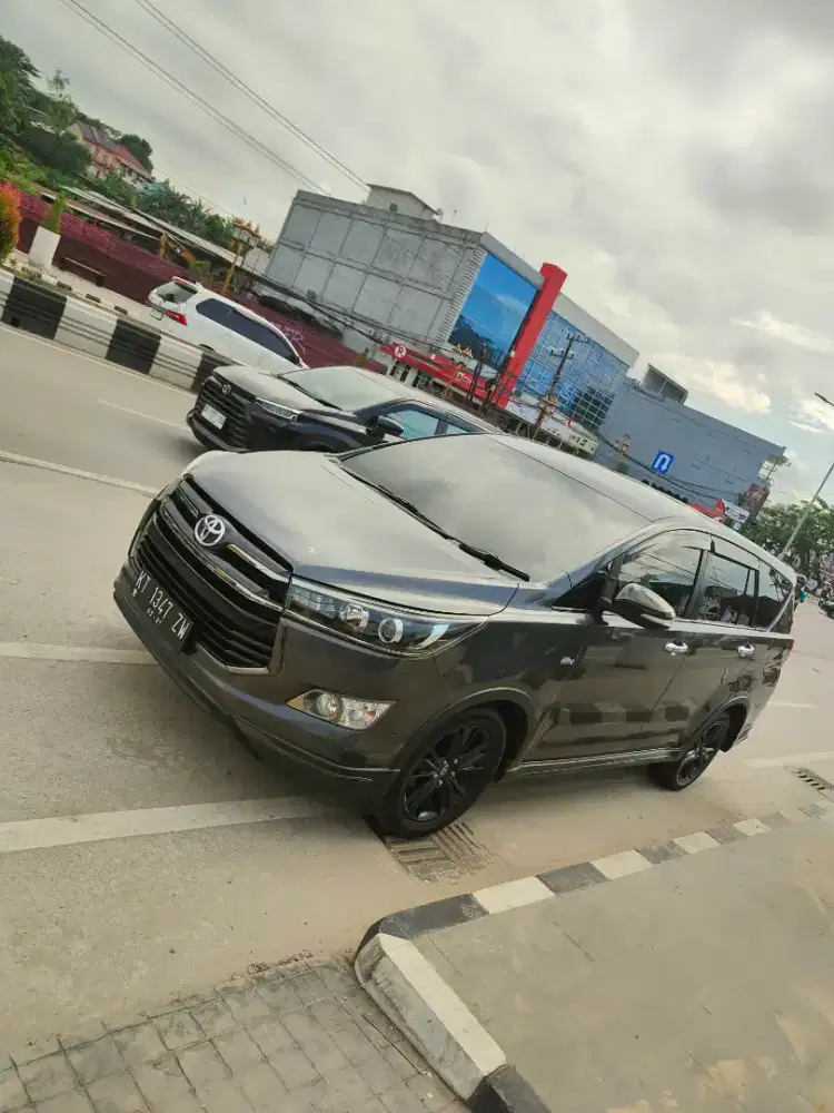 Innova Venturer bensin metik AT 2000cc simpanan pribadi