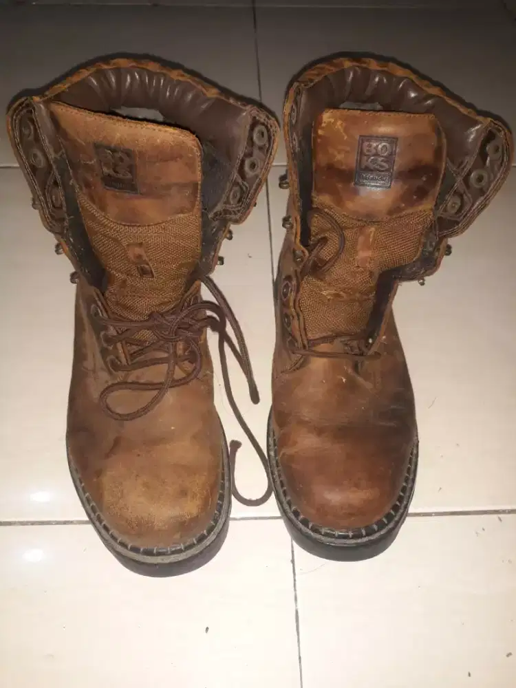 Sepatu Gunung atau Safety Reebok