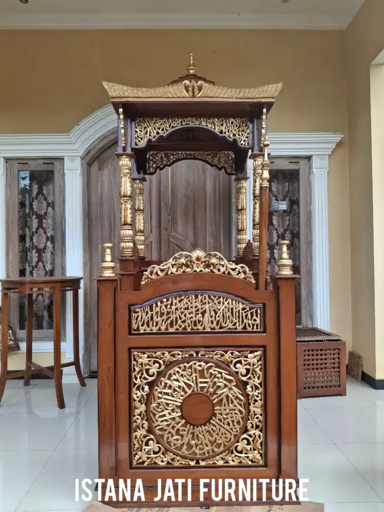 Mimbar masjid khutbah ornamen kaligrafi jati