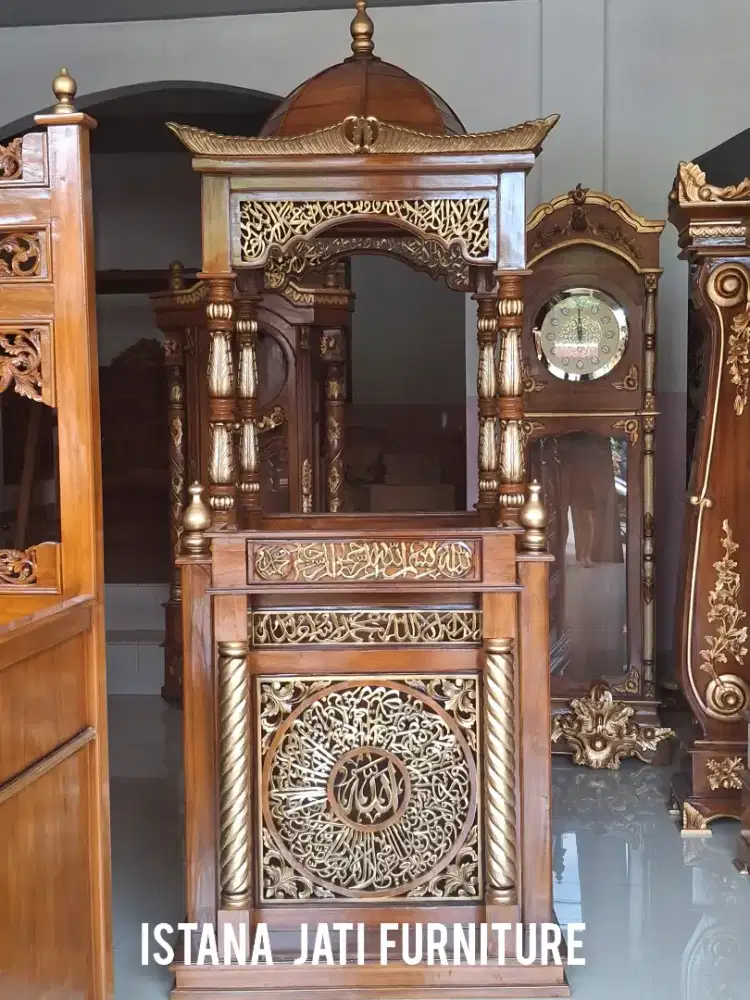 Mimbar masjid khutbah ornamen kaligrafi