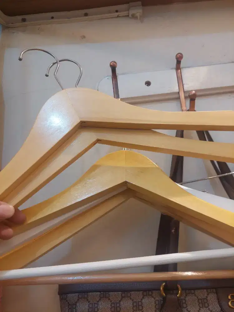 Gantungan baju kayu estetik