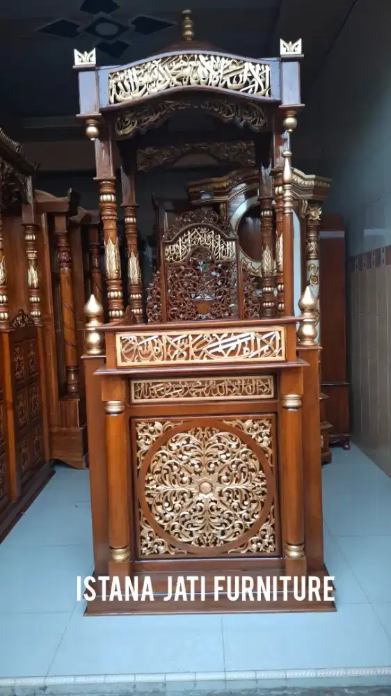 Mimbar masjid khutbah mahkota ukiran