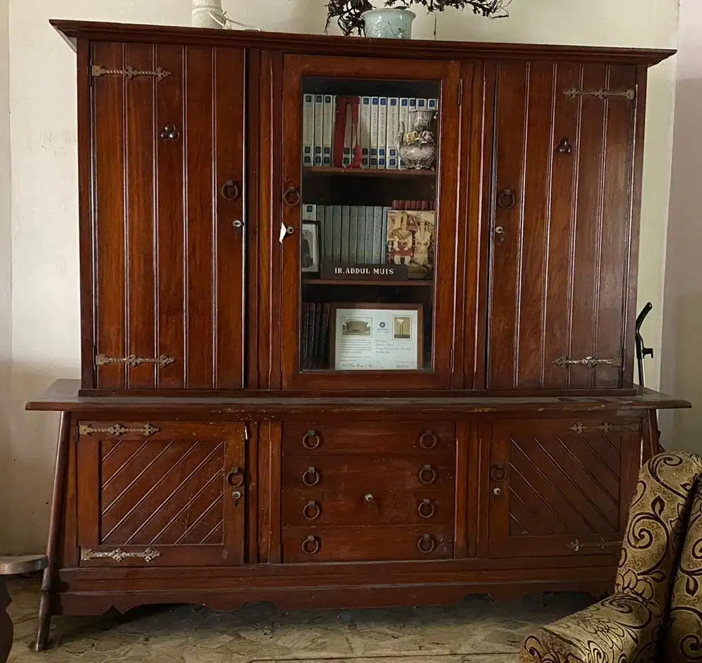 Lemari kuno / lemari jati