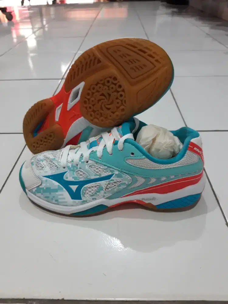 SEPATU BADMINTON / BULUTANGKIS MIZUNO LIKE NEW