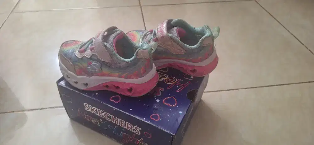Sepatu Skechers anak perempuan