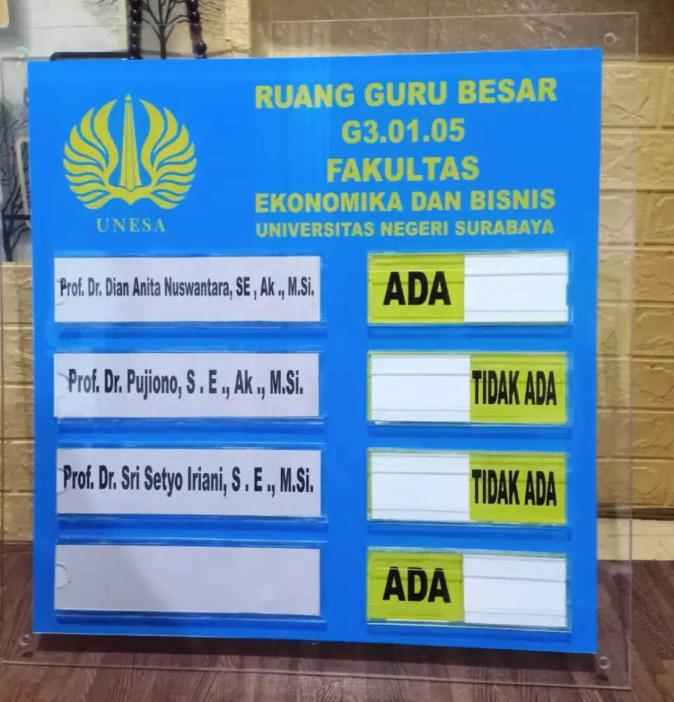 Papan absen dosen acrilik