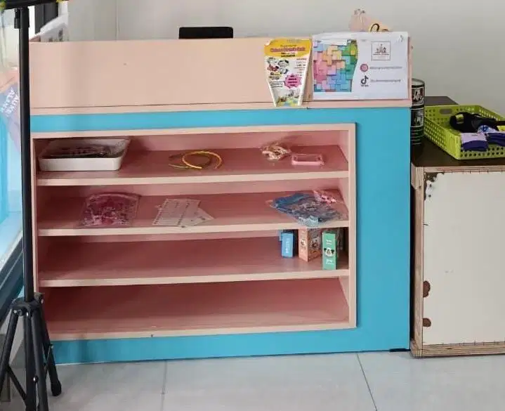 MEJA KASIR BEKAS WARNA PINK BIRU