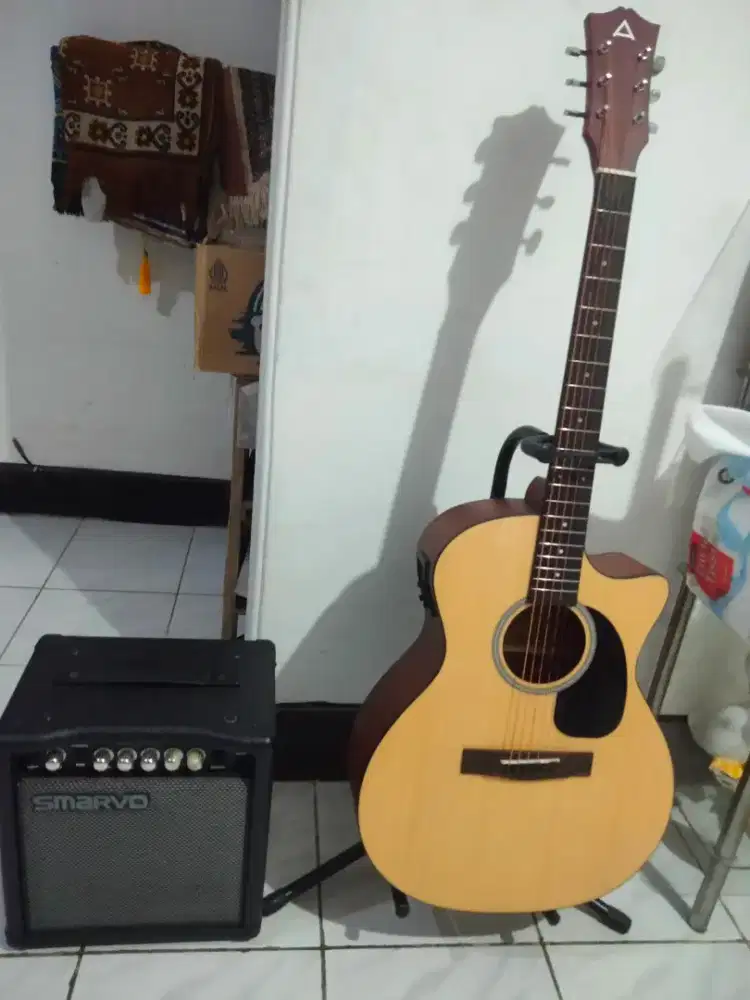 Gitar akustik dan amplifier