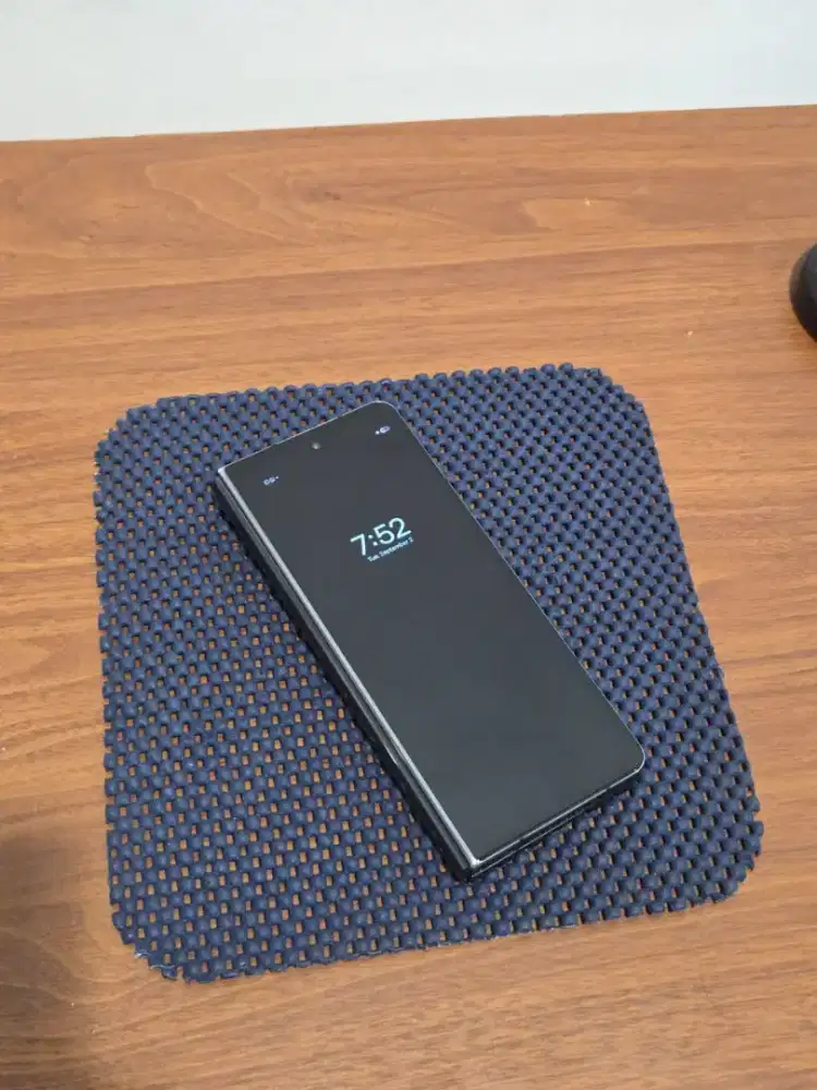 Samsung Z Fold 4 256 GB resmi SEIN fullset. Jual cepat bonus case asli