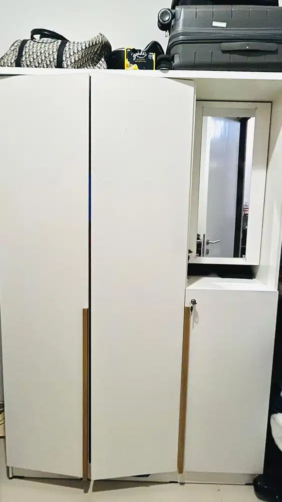 LEMARI BAJU PUTIH 74inx48in