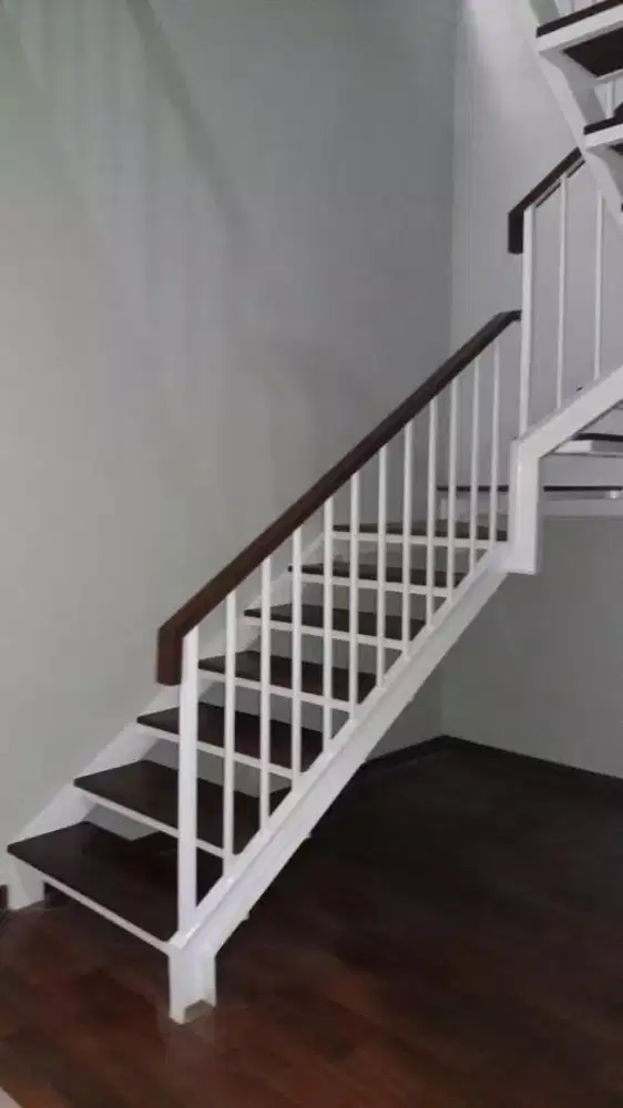 Pemasangan railing tangga minimalis holo kayu#322