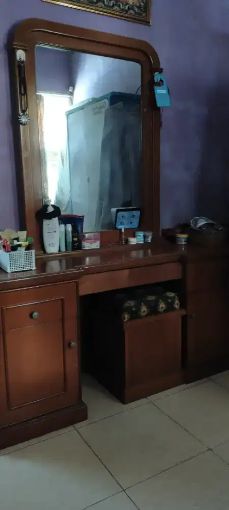 Set meja rias dan bangku