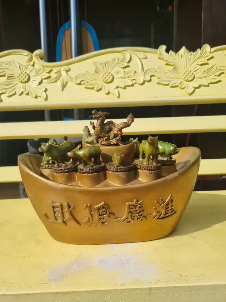 perahu harta karun emas dengan patung 12 shio Cina.