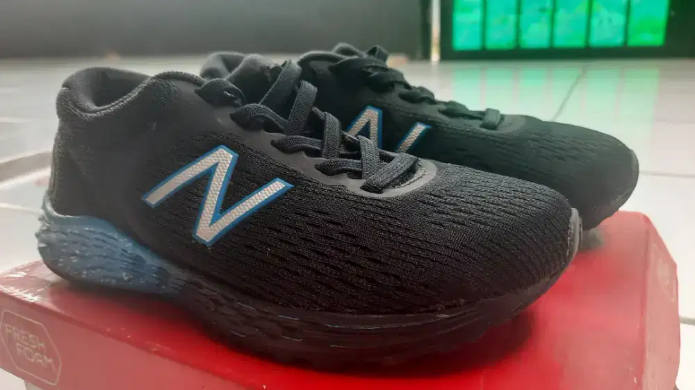 Preloved Sale : New Balance Kids Wide - Size 28,5