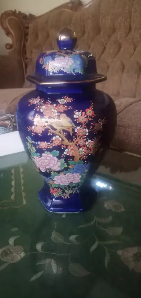 Guci Klasik Jepang motif bunga dan burung emas