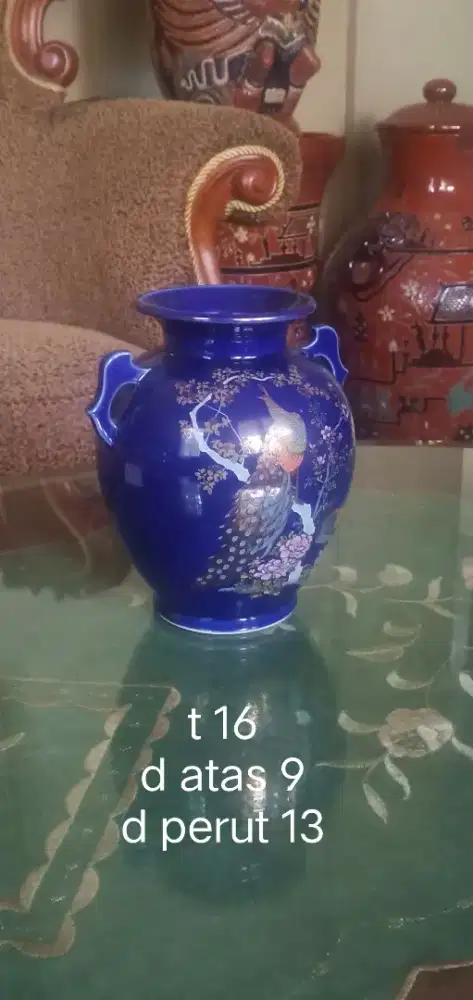 Vas keramik Jepang klasik