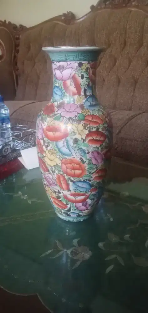 Satu guci family rose