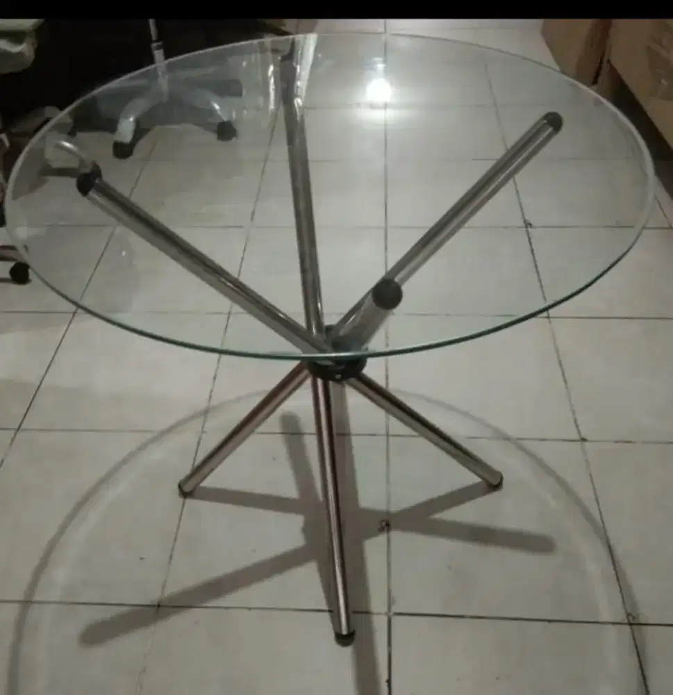 Meja makan kaca bulat