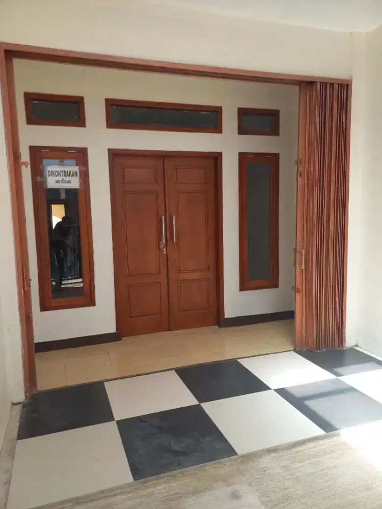 DI SEWAKAN RUMAH TINGGAL PINGGIR JALAN