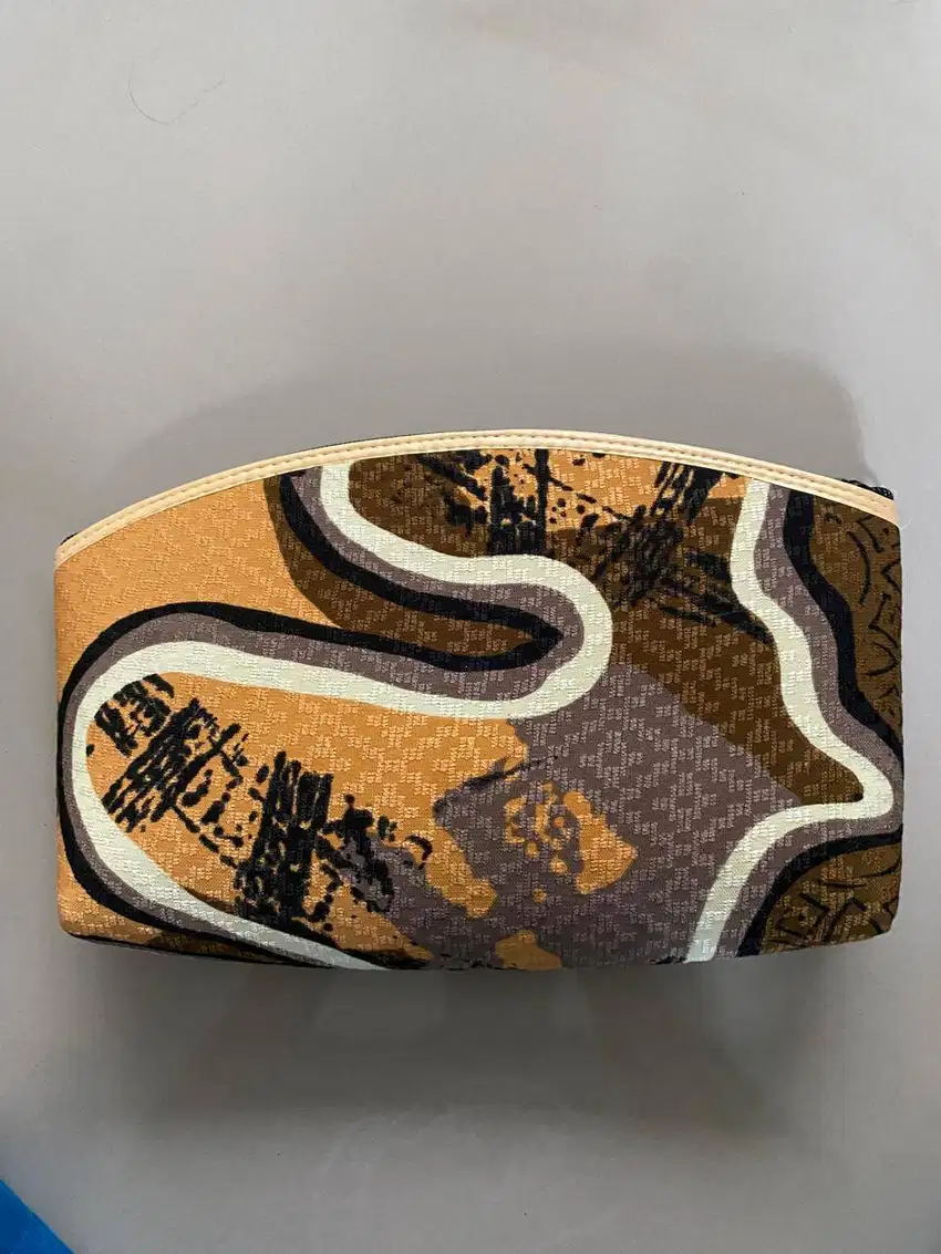 DOMPET POUCH MOTIF – PRELOVED LIKE NEW