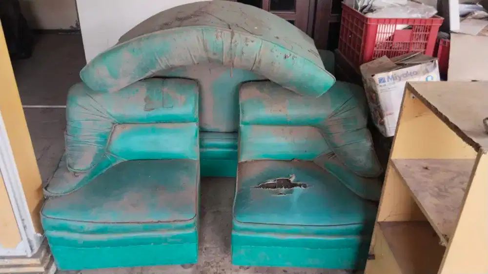Sofa ruang tamu bekas