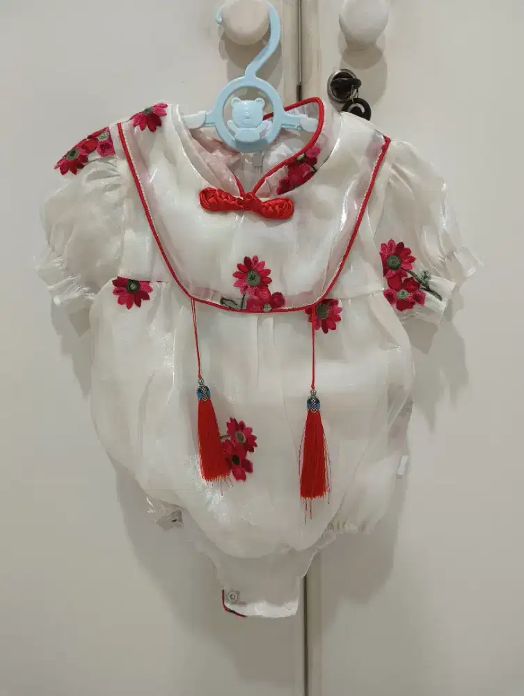 Baju cheongsam merah satin lembut