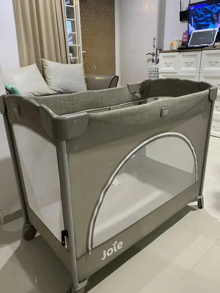 Box Bayi JOIE abu kondisi 90 % bagus / tempat tidur bayi